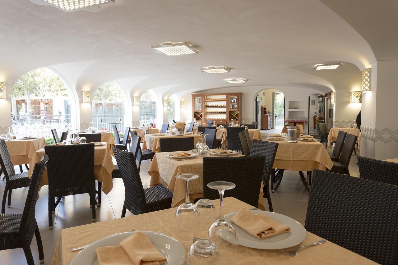 Hotel La Pergola ซานตามาเรีย ดิ กาสเตลลาบาเต ภายนอก รูปภาพ